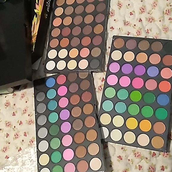 Eyeshadow palette - Picture 2 of 2